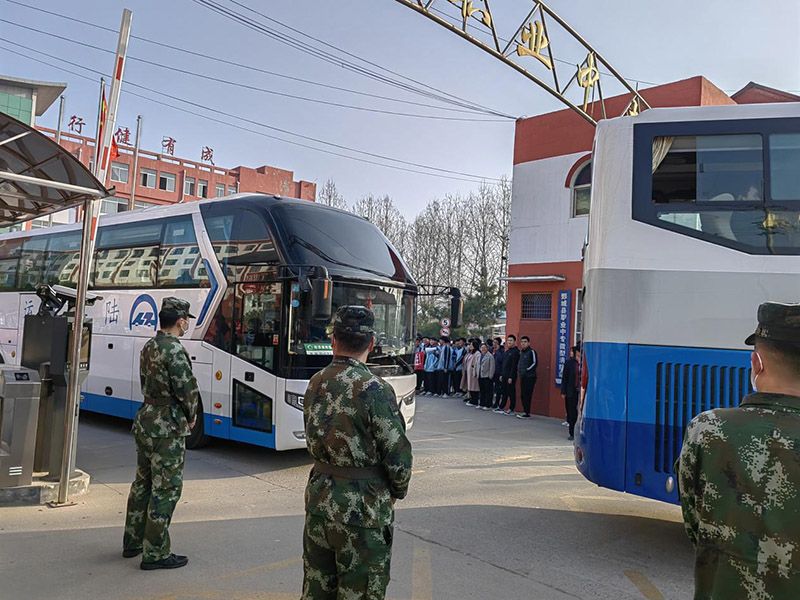 中国安博集团考生乘车奔赴考场